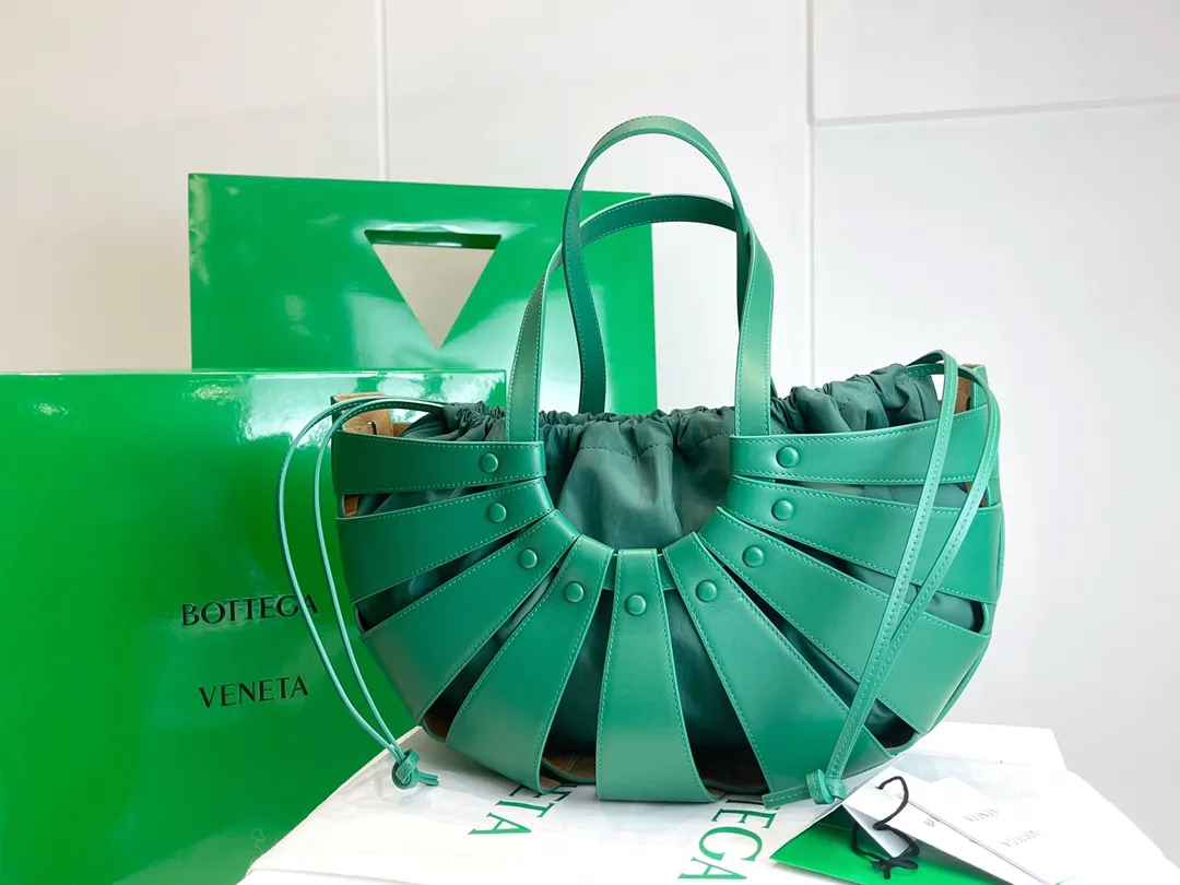 #Bottega Vaneta 651577#2021 new model for early spring is here. The shell bag TheShell French calfskin scissor shoulder bag. I have to say that only VIPs can pre-order this ZP. Exclusive first release [shy] Paper nylon drawstring bag, rivet decoration, leather rope buckle, chic and elegant, casual and versatile, fashionable and western, eye-catching new design, close your eyes to enter, size 40X12X25